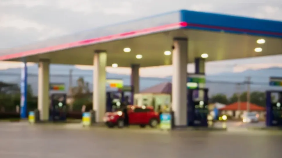 Atenție unde opriți! Benzinăria care cere sute de euro taxă de parcare dacă nu cumperi combustibil