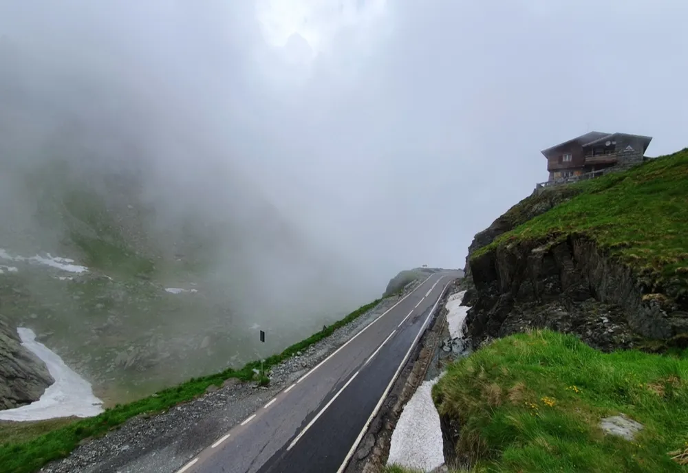 ATENȚIE șoferi! De luni, circulația pe Transfăgărășan și Transalpina se va închide