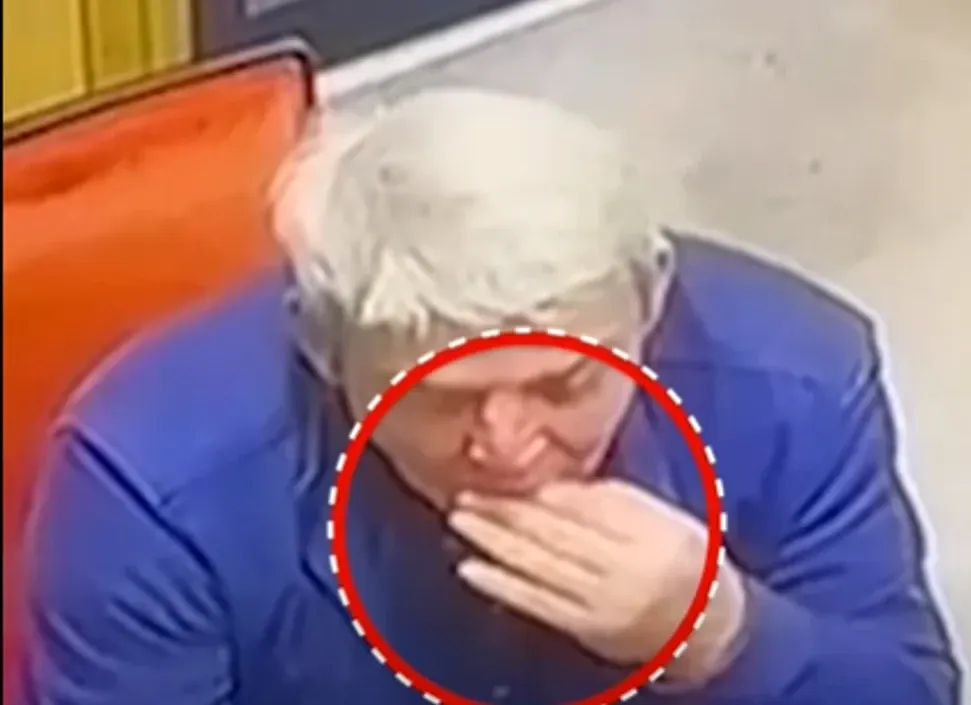 A înghițit un inel ca să-l fure dintr-un magazin de bijuterii și a crezut că a scăpat. Totul a fost filmat