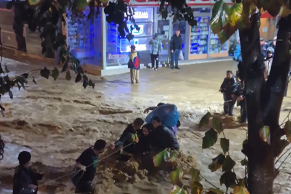 Inundații în Istanbul: cel puțin doi morți, școli închise și trafic blocat de ploile torențiale