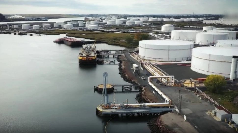 Prețuri mai mari la petrol cu aproape 5%, pe fondul atacurilor din strâmtoarea Ormuz