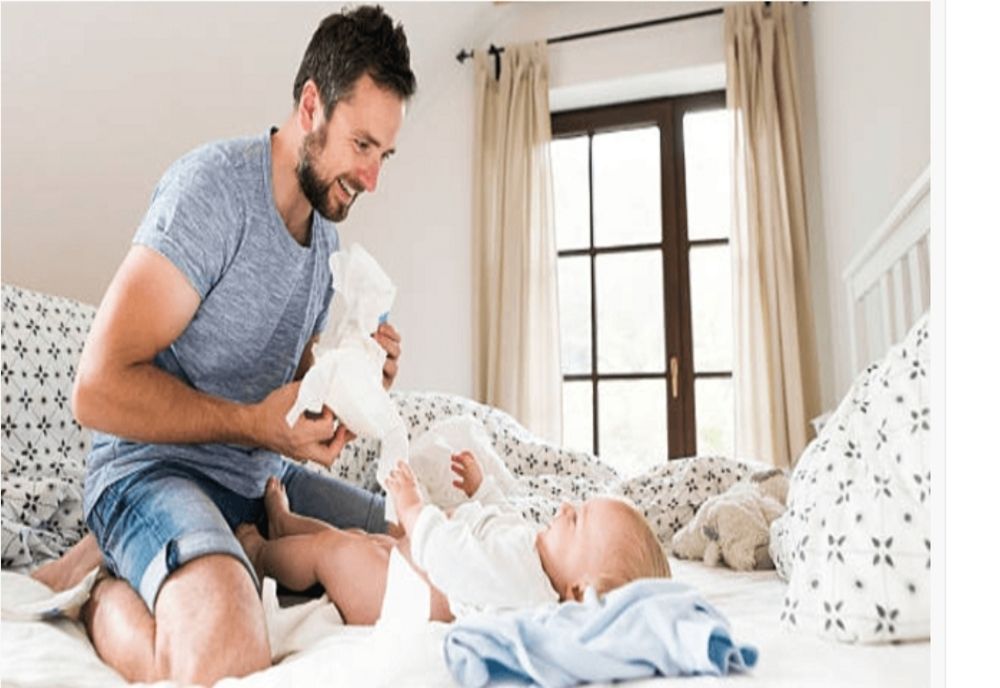 Concediul paternal se dublează. Cum pot tăticii să primească o indemnizaţie de 650 de lei dacă stau acasă cu copilul