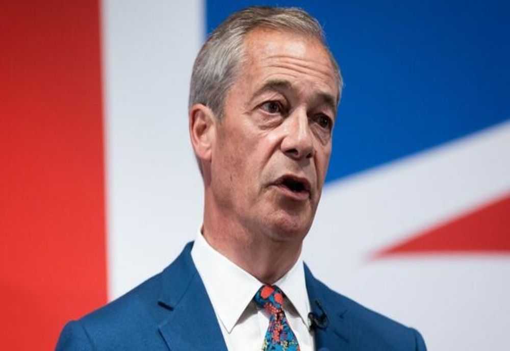 Nigel Farage, atacat cu un milkshake. ”Imbecila asta tocmai ne-a adus sute de mii de voturi”