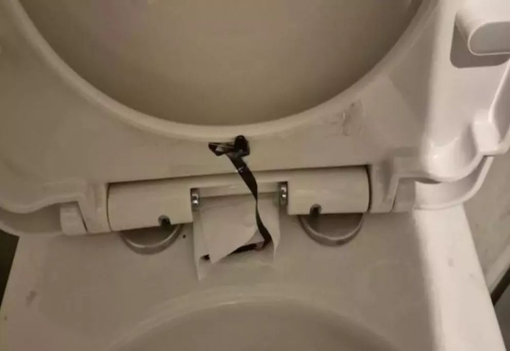 Anchetă a poliției, după ce o cameră video a fost găsită ascunsă în toaleta unui restaurant. O clientă a făcut descoperirea