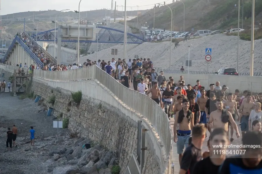Spania estimează că aproape 49.000 de migranți au trecut granița cu Ceuta în ultimele 24 de ore. Bilanțul morților a ajuns la 19