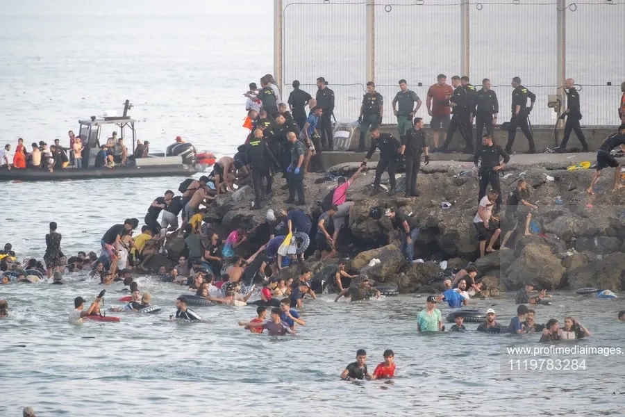 Mii de migranți au luat cu asalt plajele spaniole din Ceuta. Italia cere suspendarea Spaniei din Schengen