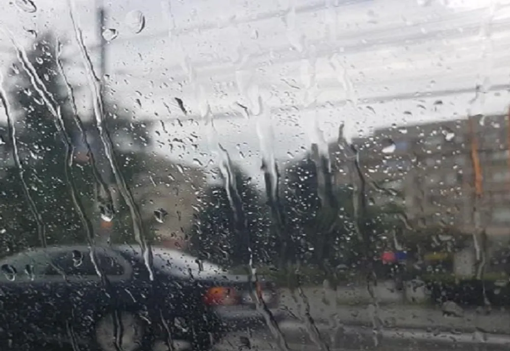 Vremea 28 iunie. Temperaturile scad brusc în toată țara. Urmează ploi, descărcări electrice și grindină