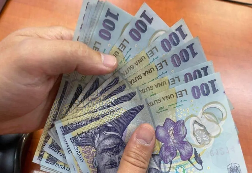 Scandal pe salariul minim - Surse: Cei 200 de lei scutiți de taxe dispar, de anul viitor