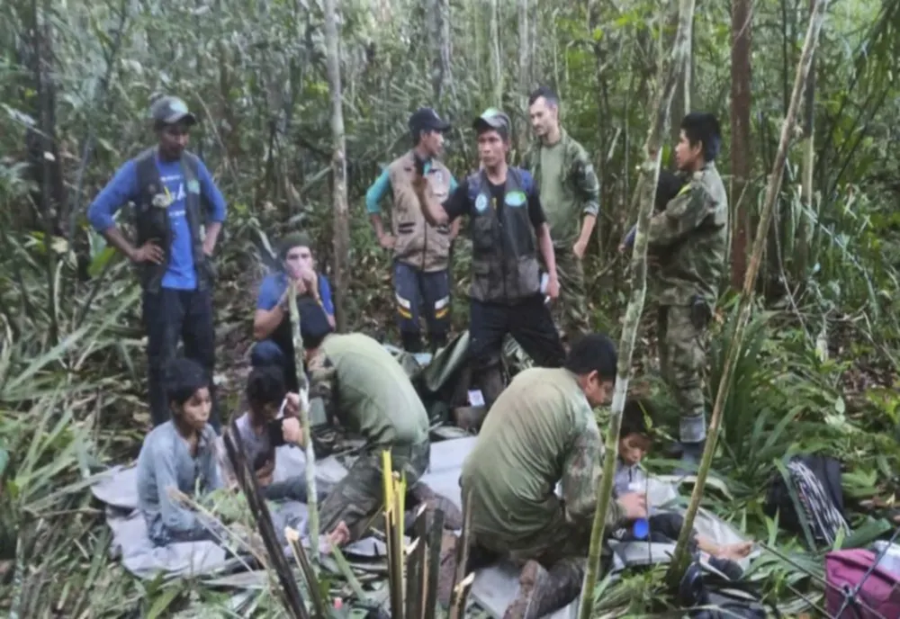 Patru copii, găsiți în viată după 40 de zile, în jungla columbiană amazoniană, după ce avionul cu care călătoreau s-a prăbușit