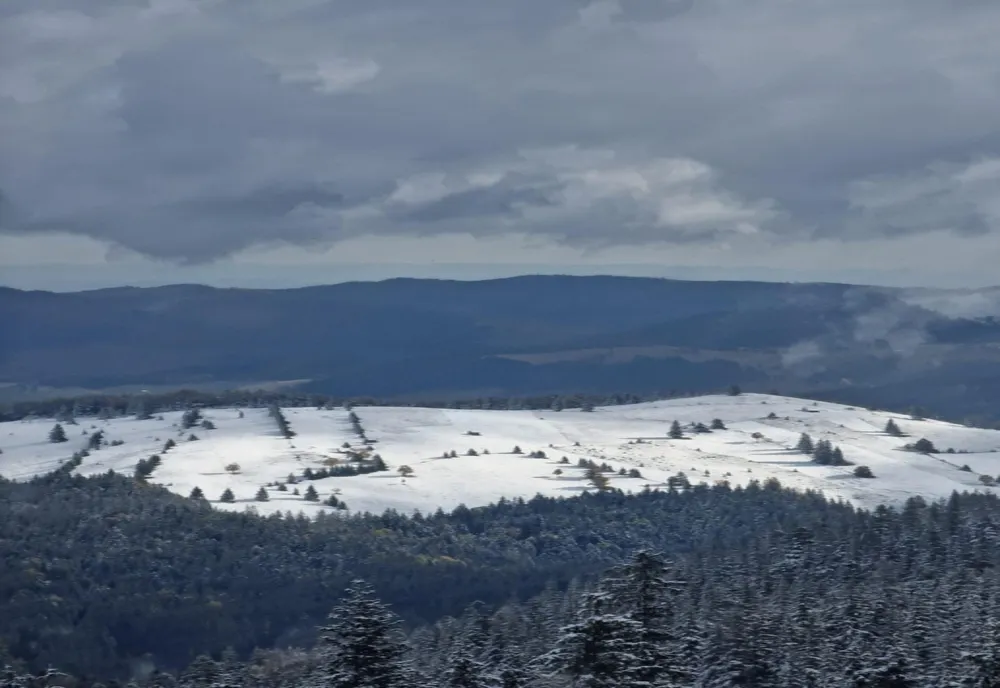 Vremea s-a răcit brusc în toată țara. Primele ninsori la munte