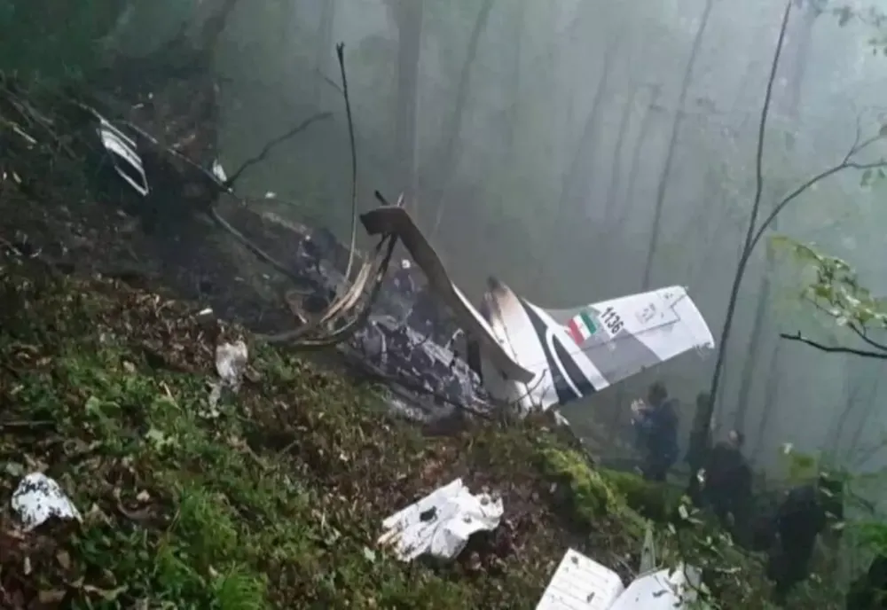 Primele IMAGINI de la locul prăbușirii elicopterului lui Raisi. Epava aeronavei, de nerecunoscut, după ce s-a izbit de un vârf de munte