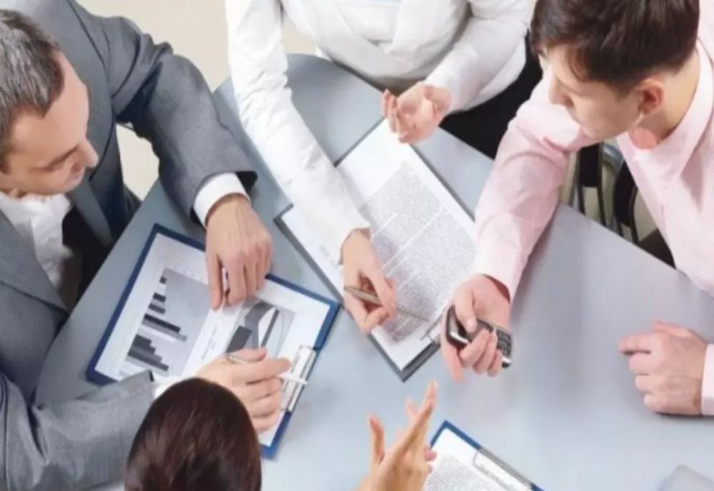 SONDAJ: Doar 40% dintre angajaţii din România merg zilnic la serviciu. O treime lucrează de acasă