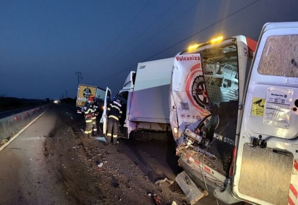 Un nou accident grav pe DN1 Ploiești - Brașov. Trei autoutilitare s-au făcut praf