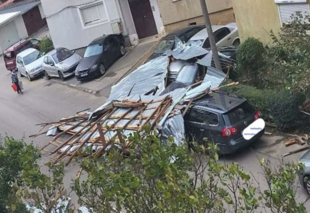 Vremea rea a făcut ravagii în țară: localități fără electricitate, drumuri închise, case și mașini distruse