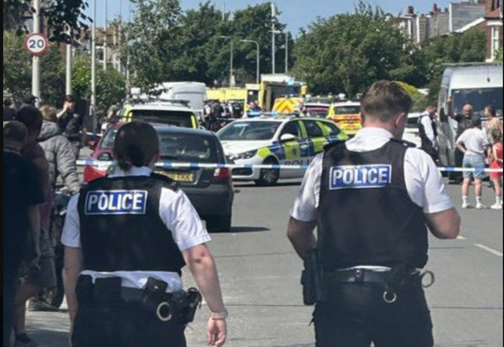 DOI COPII AU MURIT ȘI NOUĂ AU FOST RĂNIȚI ÎNTR-UN ATAC SÂNGEROS ÎN ORAȘUL SOUTHPORT, ANGLIA 