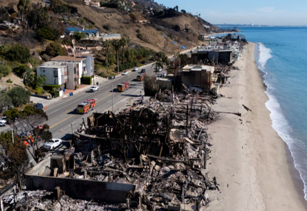 LOCUITORII SE ÎNTORC ACASĂ DUPĂ INCENDIILE DEVASTATOARE DIN LOS ANGELES