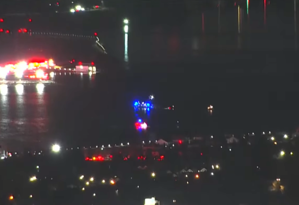 UN AVION CU 64 DE PASAGERI LA BORD S-A PRĂBUȘIT DUPĂ CE S-A CIOCNIT CU UN ELICOPTER MILITAR, ÎN APROPIERE DE WASHINGTON  