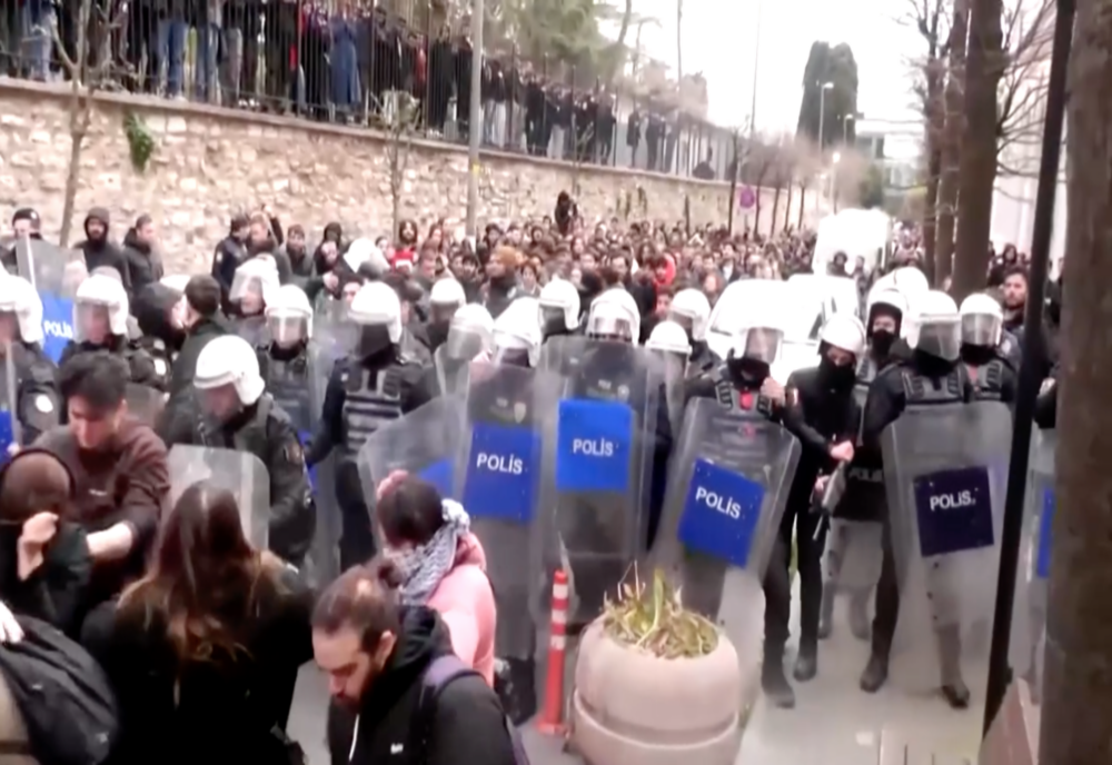 PROTESTE DE AMPLOARE ÎN ISTANBUL DUPĂ REȚINEREA PRIMARULUI IMAMOGLU, RIVAL AL LUI ERDOGAN