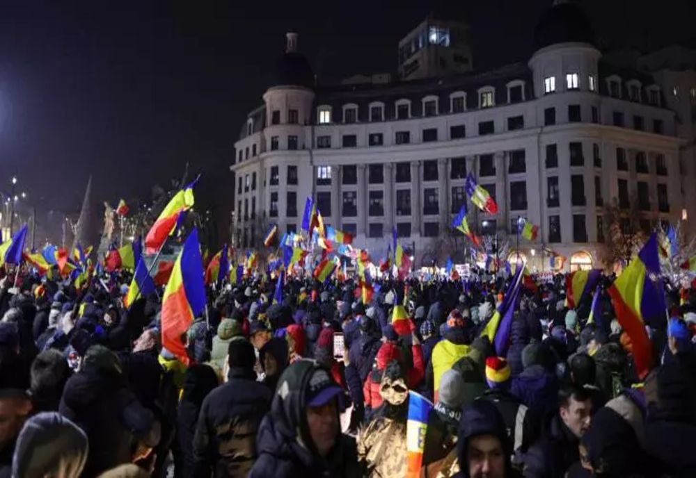 PROTEST cu zeci de mii de oameni, în centrul Capitalei. Manifestanții au umplut Piața Victoriei. George Simion și Anca Alexandrescu, în mijlocul mulțimii