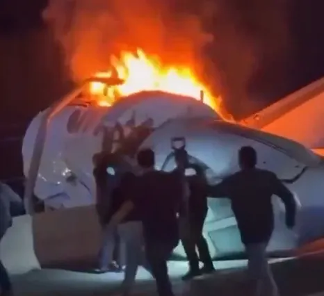 Un avion privat s‑a prăbușit pe o autostradă din Texas: un mort, cinci supraviețuitori și scene dramatice de salvare VIDEO