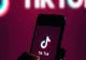 Acuzații grave pentru TikTok: o fostă angajată vorbește despre hărțuire, presiuni și supraveghere prin AI
