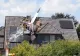 Un avion de mici dimensiuni s-a prăbușit sâmbătă peste o locuință din landul german Saxonia Inferioară. O persoană a murit, iar salvatorii continuă căutările pentru un posibil al doilea ocupant al aeronavei.
